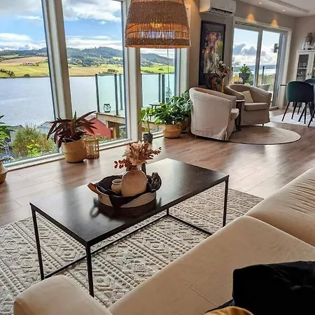 Nyoppusset Hus Med Utsikt. Βίλα *