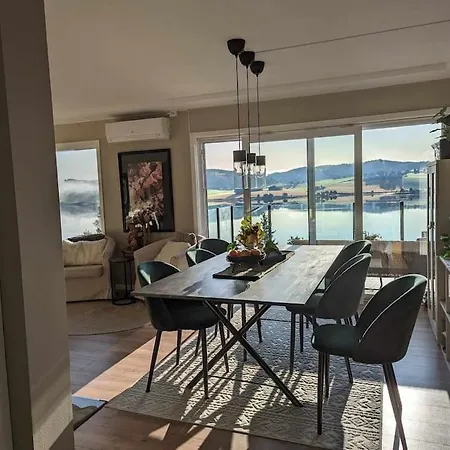 Nyoppusset Hus Med Utsikt. Βίλα