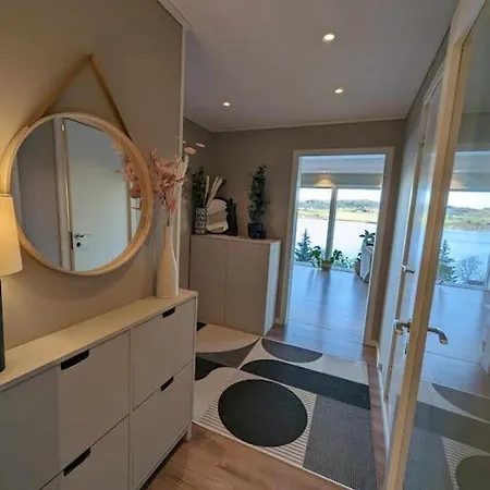 Nyoppusset Hus Med Utsikt.