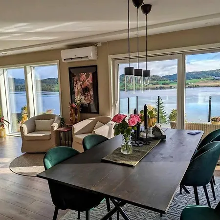 Nyoppusset Hus Med Utsikt.