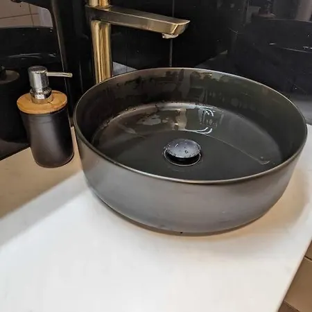 Nyoppusset Hus Med Utsikt. *