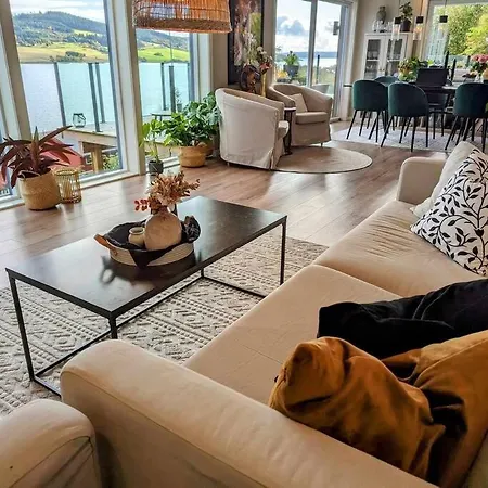 Nyoppusset Hus Med Utsikt. Βίλα