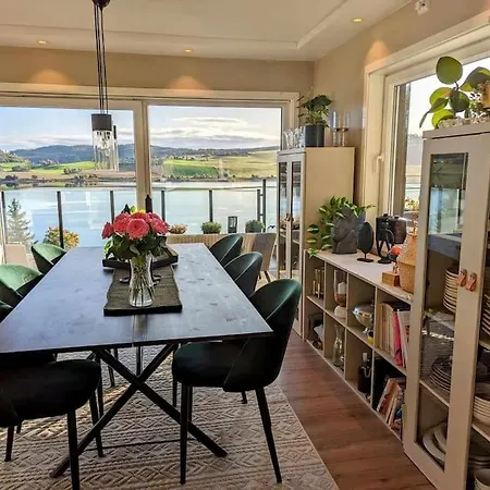 Nyoppusset Hus Med Utsikt. Villa *