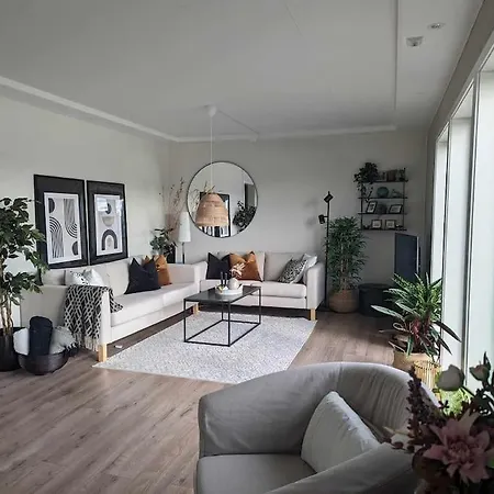 Nyoppusset Hus Med Utsikt. Villa