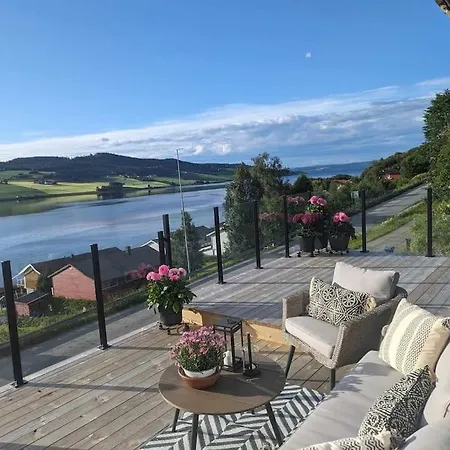 Nyoppusset Hus Med Utsikt. Βίλα